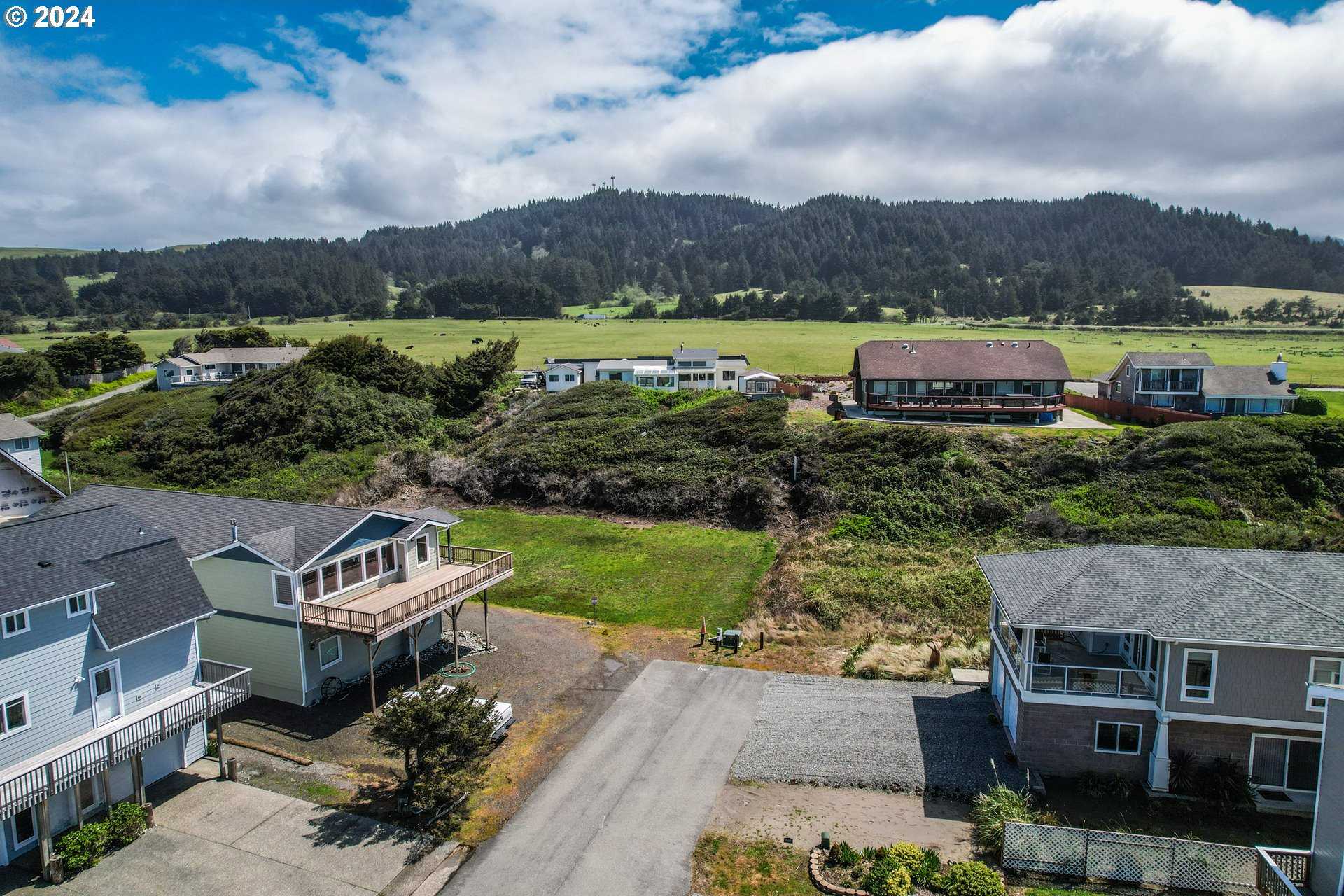 photo 2: Boulder PL, Gold Beach OR 97444