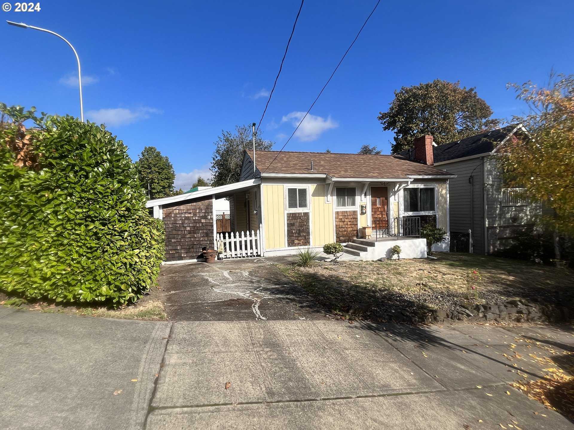 photo 1: 109 S LOWELL ST, Portland OR 97239