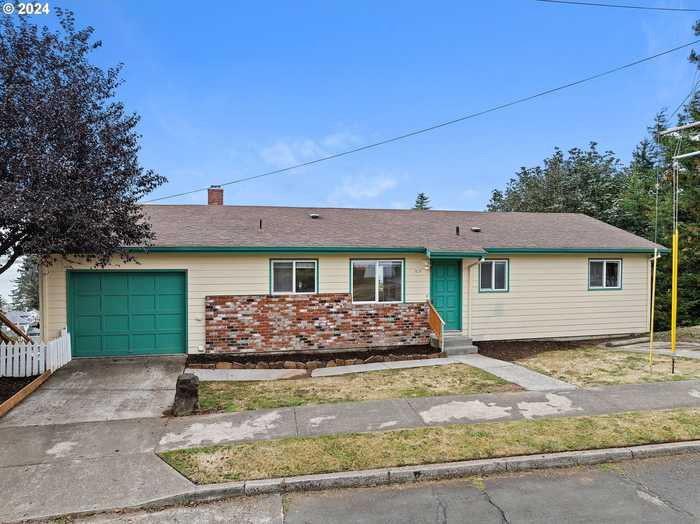 photo 1: 416 Chinook ST, Astoria OR 97103