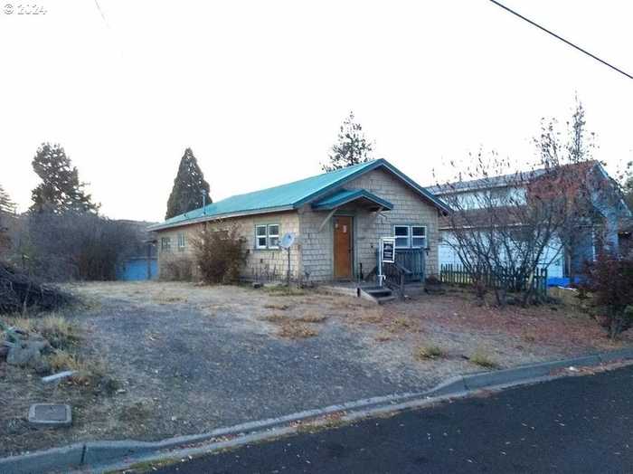 photo 1: 1336 LAKEVIEW AVE, Klamath Falls OR 97601