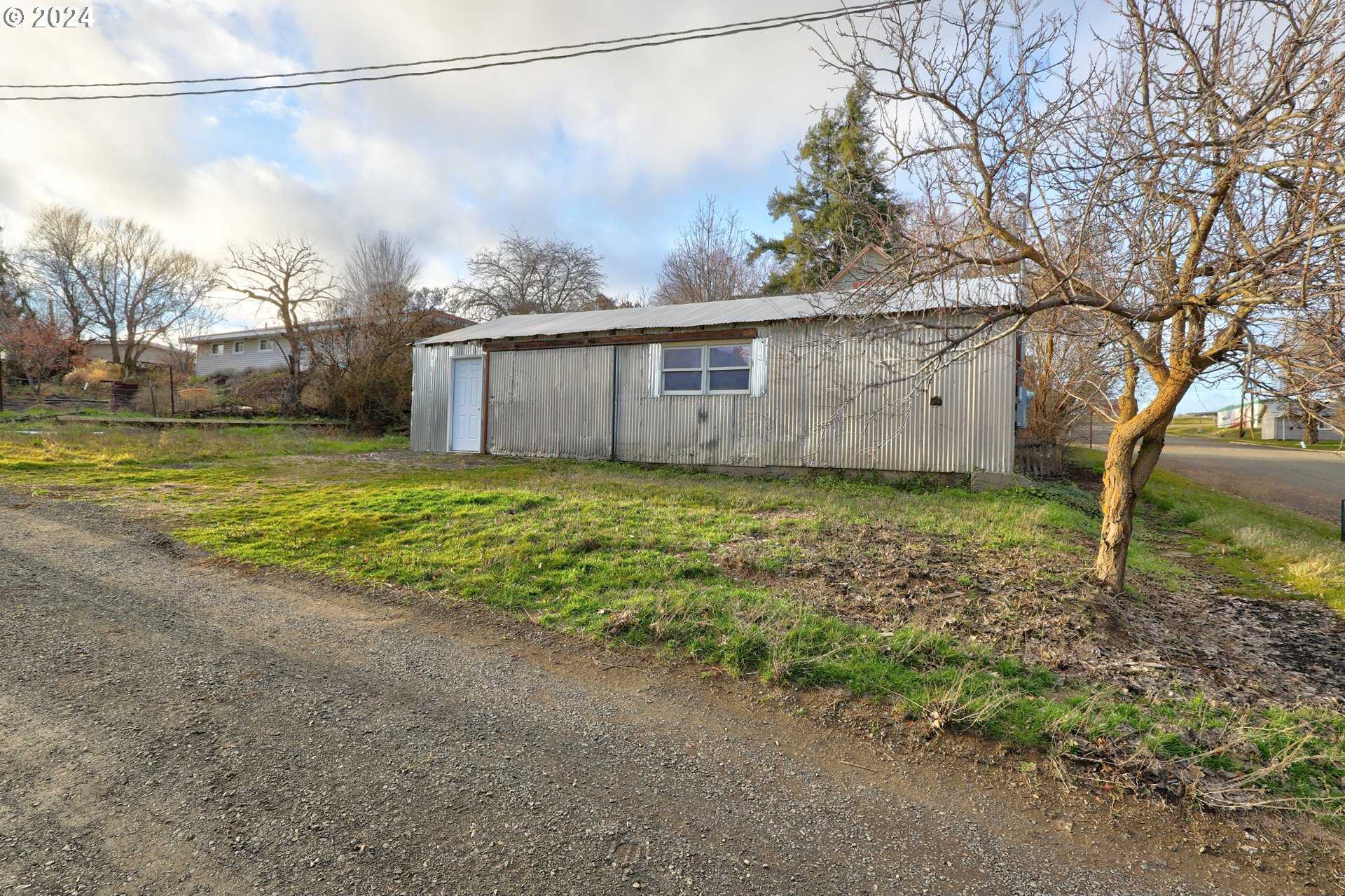 photo 1: 301 2nd ST, Moro OR 97039