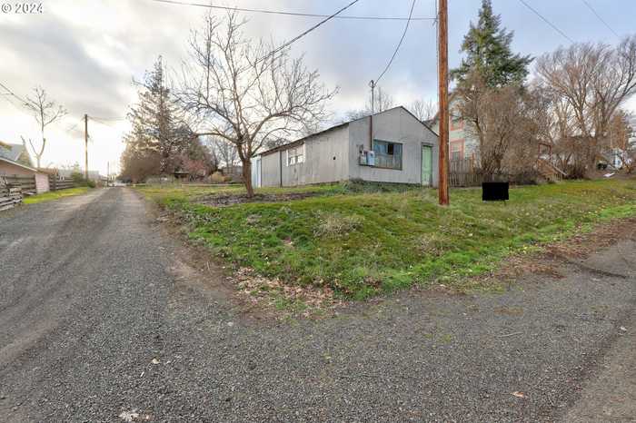 photo 8: 301 2nd ST, Moro OR 97039