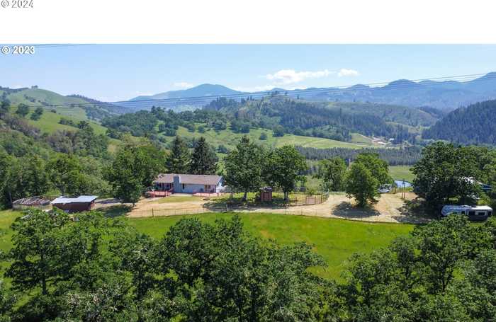 photo 1: 634 CATTLE DR, Roseburg OR 97470