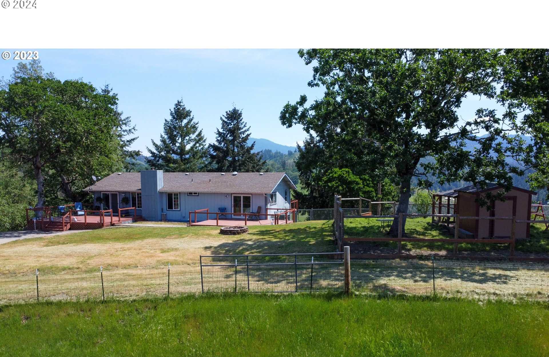 photo 2: 634 CATTLE DR, Roseburg OR 97470