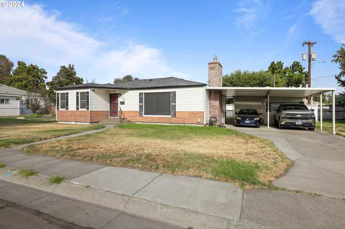 photo 1: 140 NE 7TH ST, Hermiston OR 97838