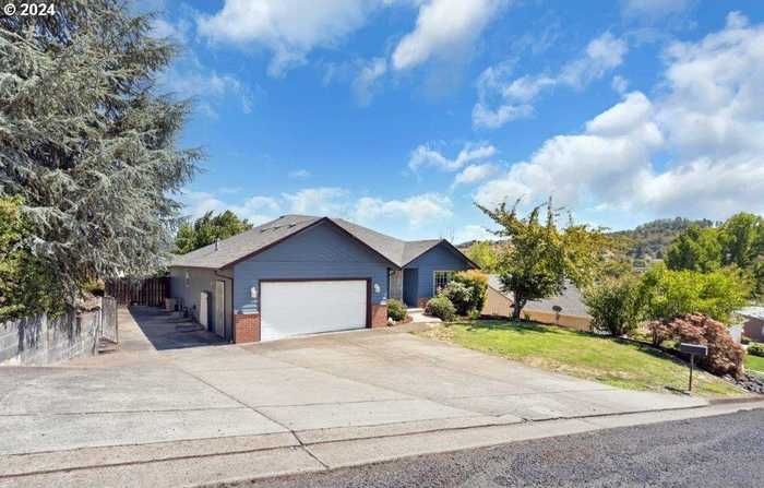 photo 2: 4793 MELODY LN, Roseburg OR 97471