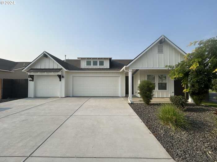 photo 1: 506 E LEGACY AVE, Hermiston OR 97838