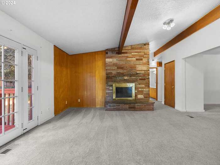 photo 2: 19022 NE GLISAN ST, Portland OR 97230