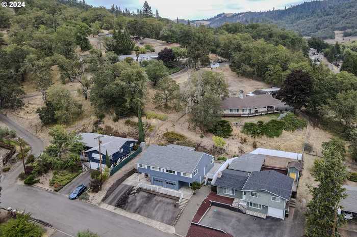 photo 39: 3069 SLOPE ST, Roseburg OR 97470