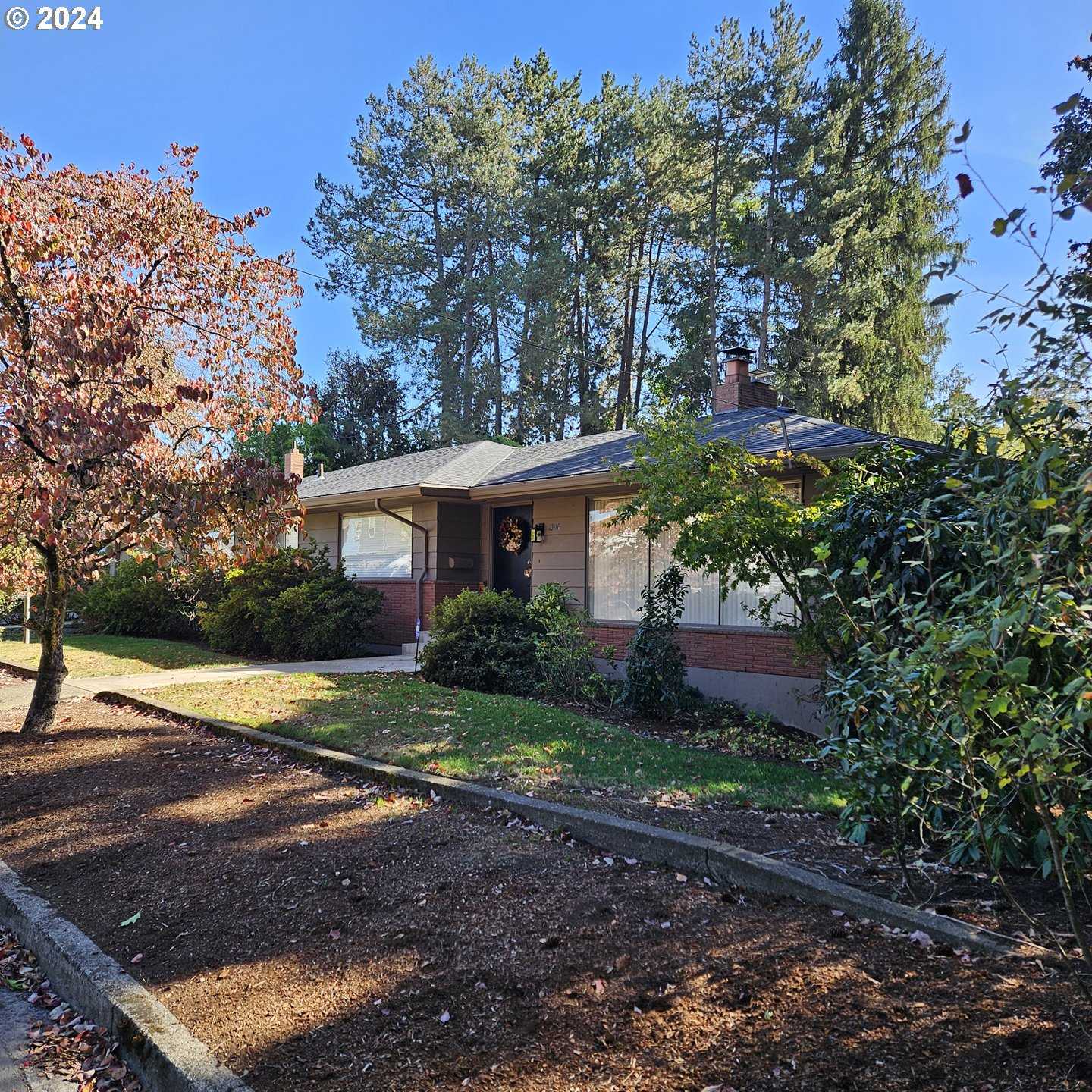 photo 1: 1306 E 2ND ST, Newberg OR 97132