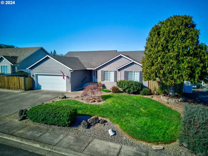 photo 1: 307 CAMBRIDGE DR, Sutherlin OR 97479