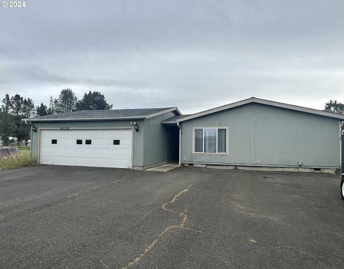 photo 1: 181 BEECROFT ST, Sutherlin OR 97479