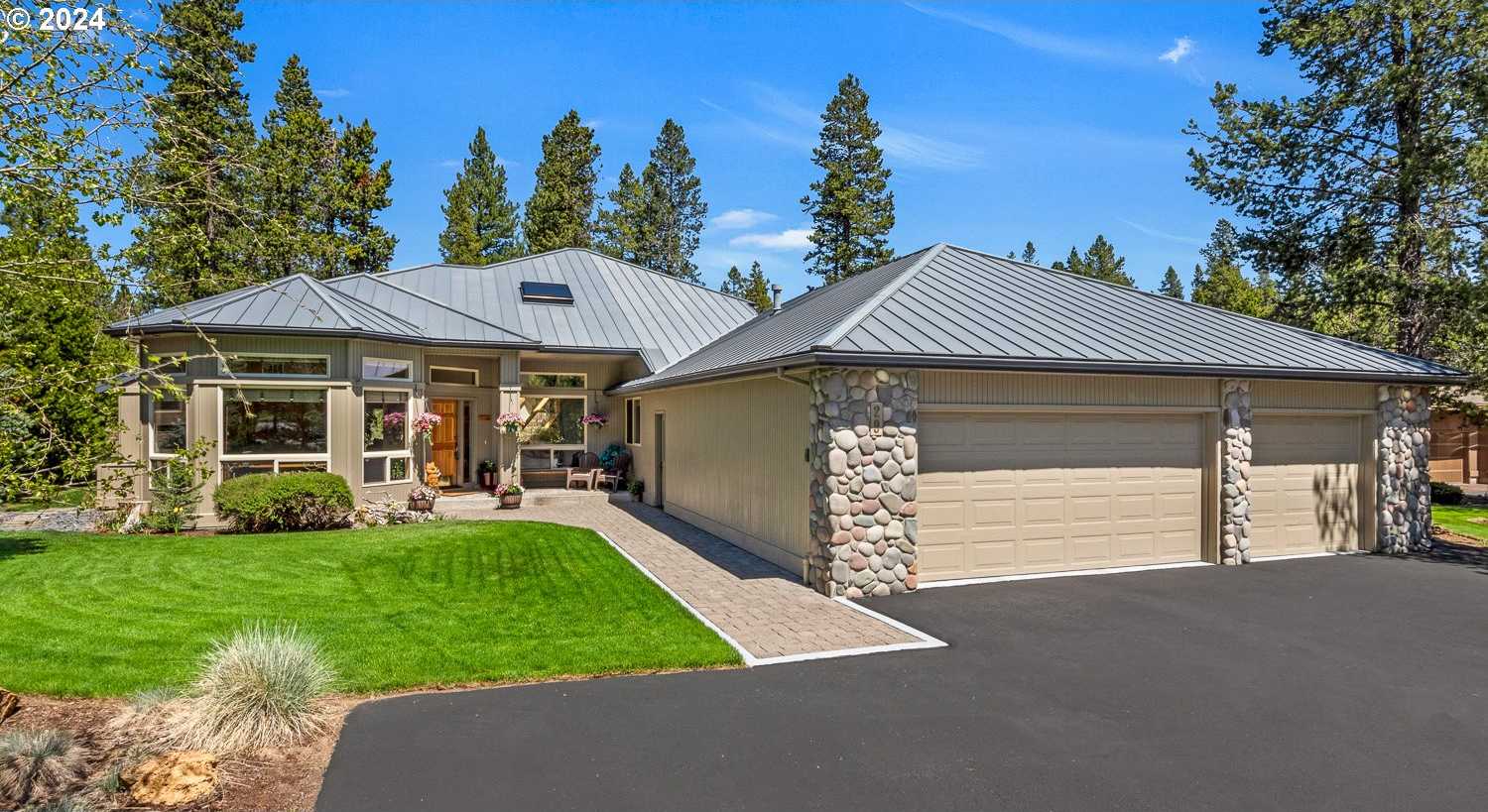 photo 1: 18138 MAURY MOUNTAIN LN, Sunriver OR 97707