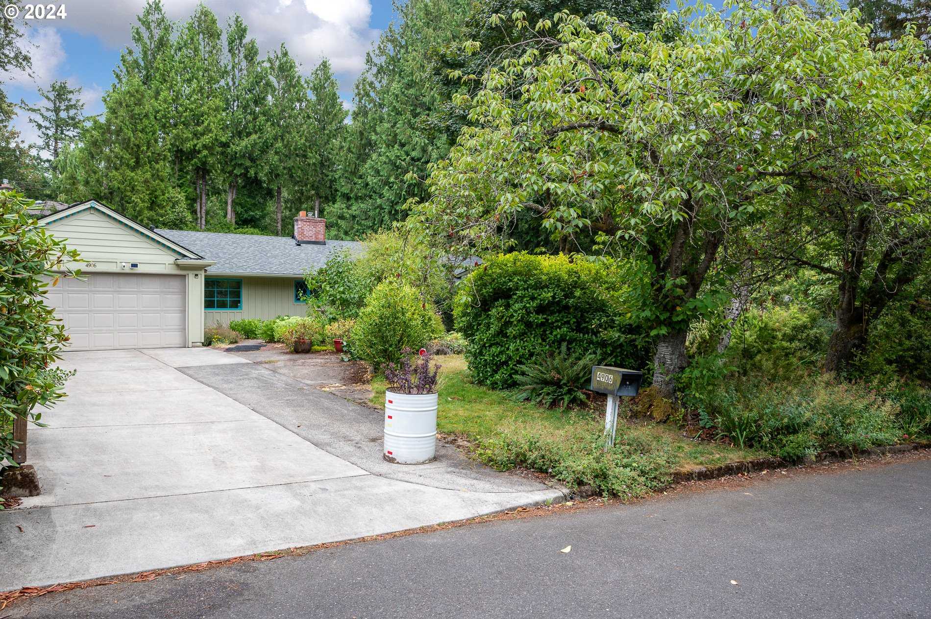 photo 3: 4906 SW 35TH PL, Portland OR 97221