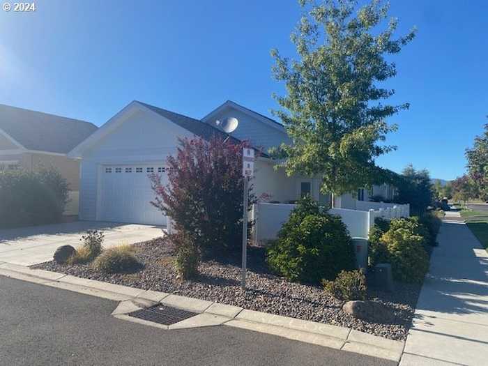 photo 1: 401 CASTLE ROCK DR, Central Point OR 97502