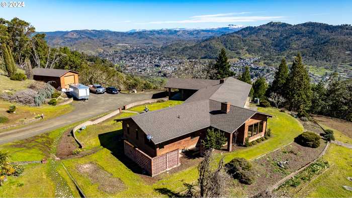 photo 2: 2467 MOOREA DR, Roseburg OR 97471