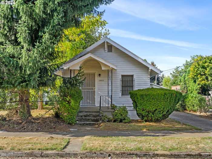 photo 1: 10015 N MACRUM AVE, Portland OR 97203