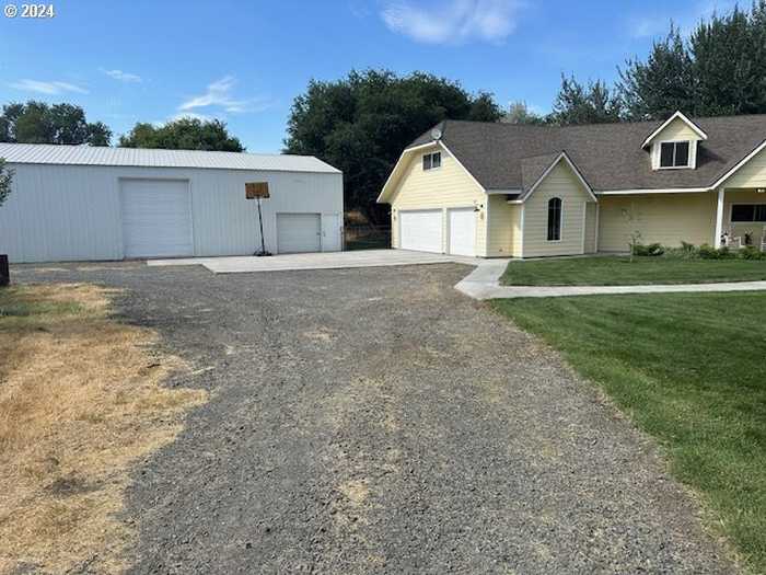 photo 2: 855 W HENSEL RD, Hermiston OR 97838