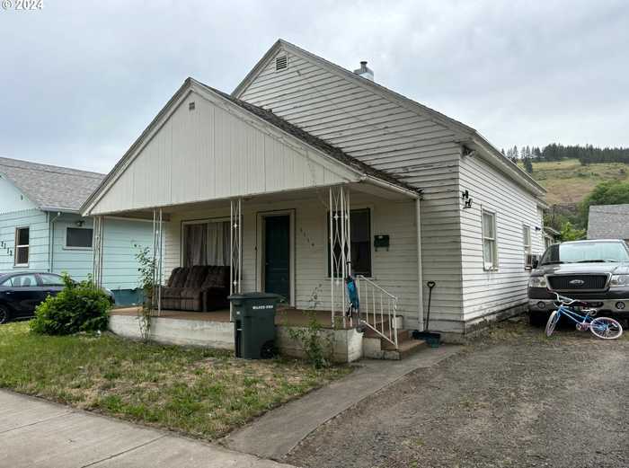 photo 1: 2114 CEDAR ST, La Grande OR 97850