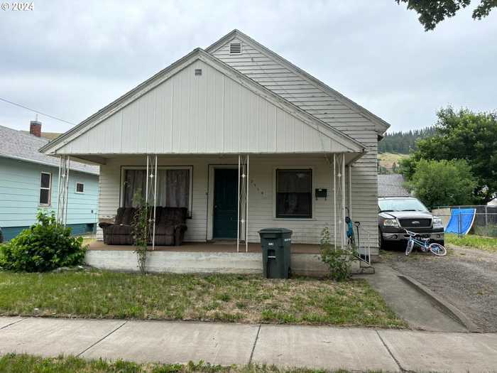 photo 2: 2114 CEDAR ST, La Grande OR 97850