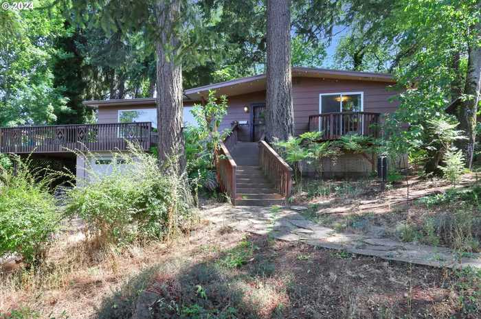 photo 2: 582 E 39TH PL, Eugene OR 97405