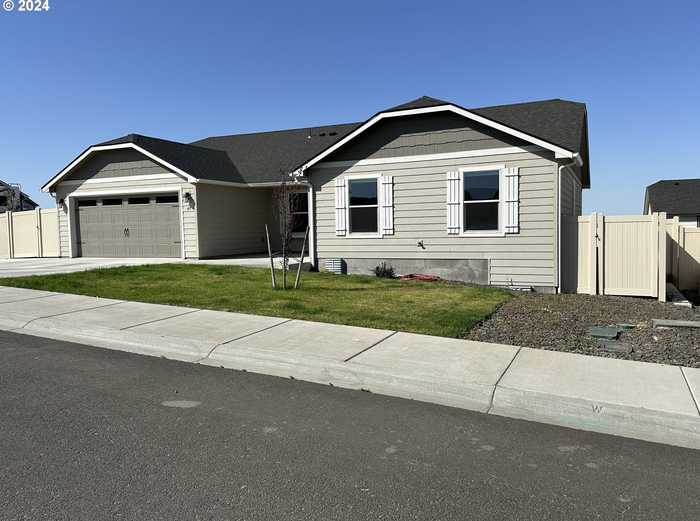 photo 1: 49 LEWIS CIR, Milton Freewater OR 97862