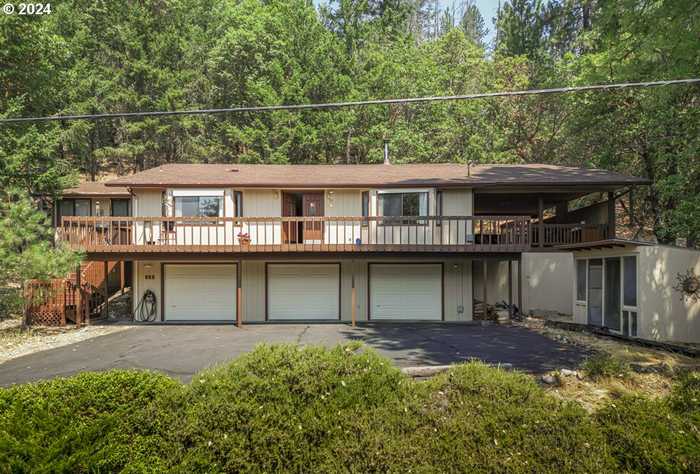 photo 1: 868 PALOMINO DR, Grants Pass OR 97526