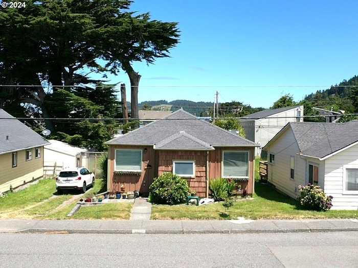 photo 2: 94201 4TH ST, Gold Beach OR 97444