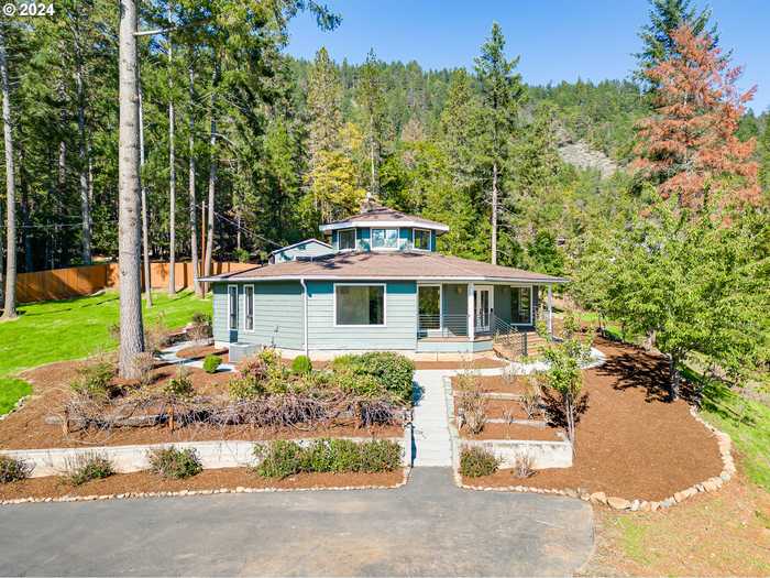 photo 2: 7776 RIVERBANKS RD, Grants Pass OR 97527