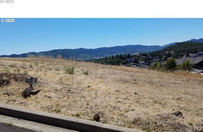 photo 1: 1997 WAREWOOD TERRACE CT NW Unit 1, Roseburg OR 97471