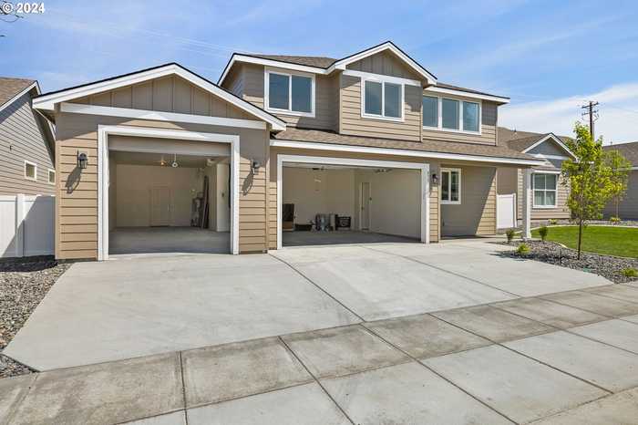 photo 2: 875 E AUTUMN AVE, Hermiston OR 97838