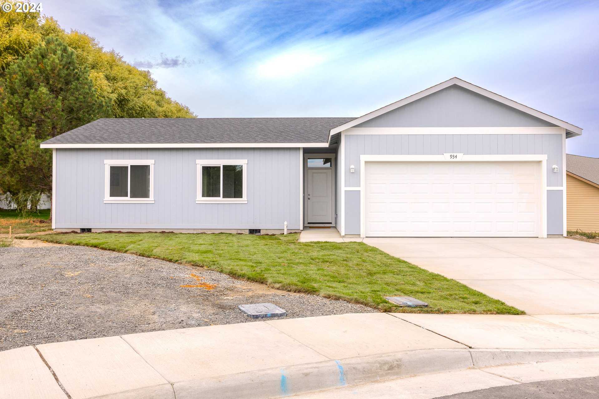 photo 1: 934 SE 9th DR, Hermiston OR 97838