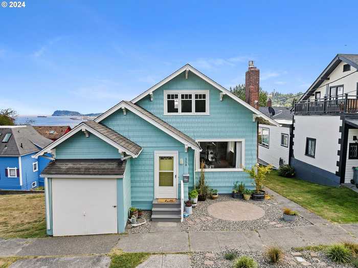 photo 1: 558 4TH ST, Astoria OR 97103