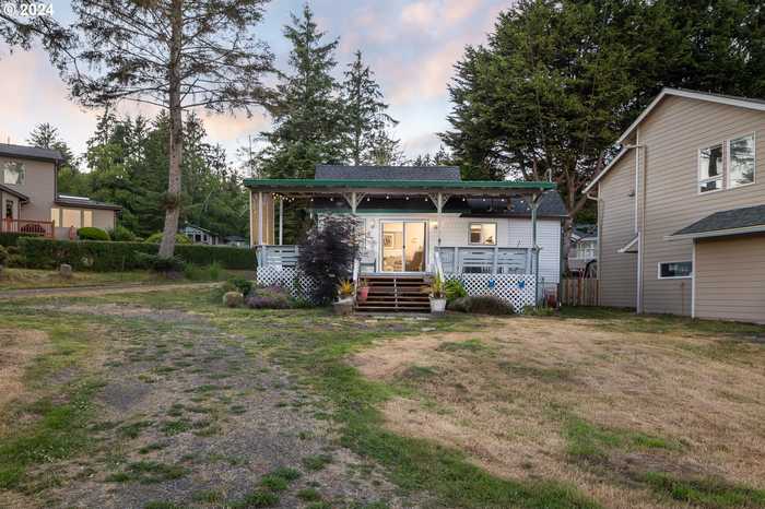 photo 1: 901 NE LAKE DR, Lincoln City OR 97367