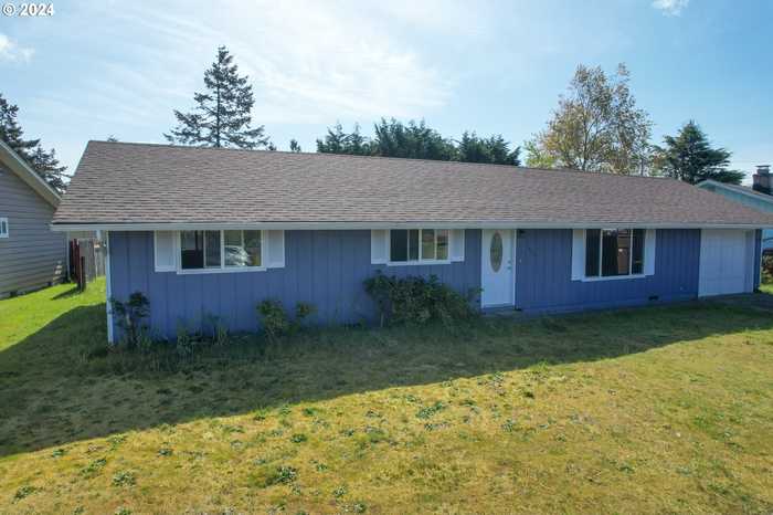 photo 1: 1900 WILLOW ST, Florence OR 97439