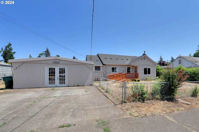 photo 2: 1925 15TH ST, Springfield OR 97477