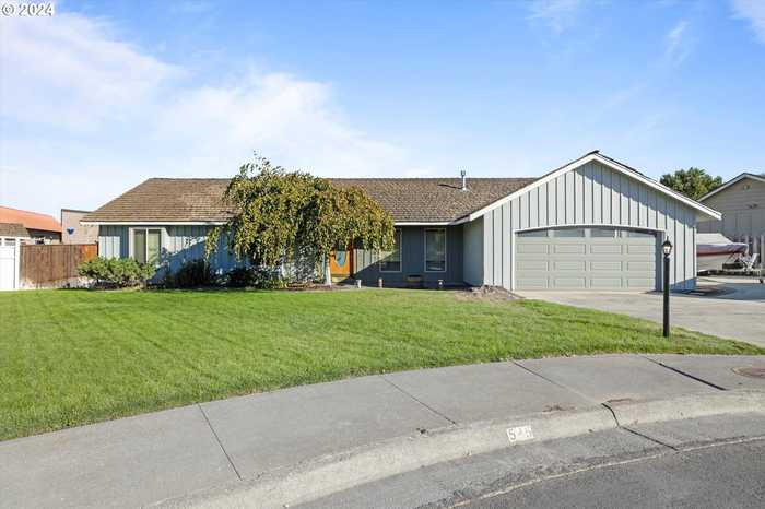 photo 1: 585 SE 9TH DR, Hermiston OR 97838