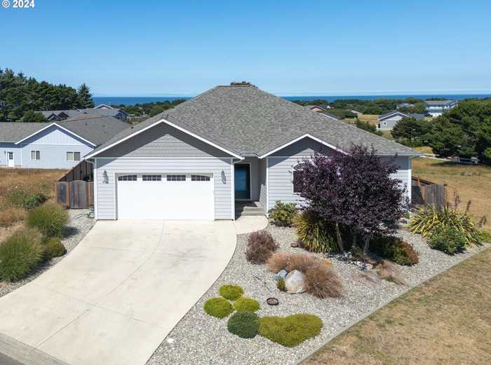 photo 1: 858 Spyglass Drive, Bandon OR 97411