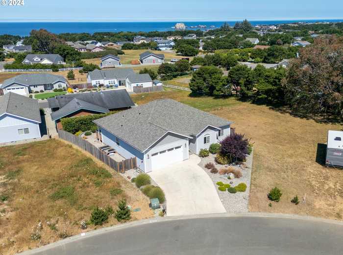 photo 2: 858 Spyglass Drive, Bandon OR 97411