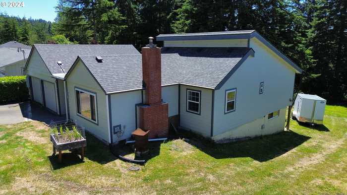 photo 2: 2145 WOODLAND DR, Coos Bay OR 97420