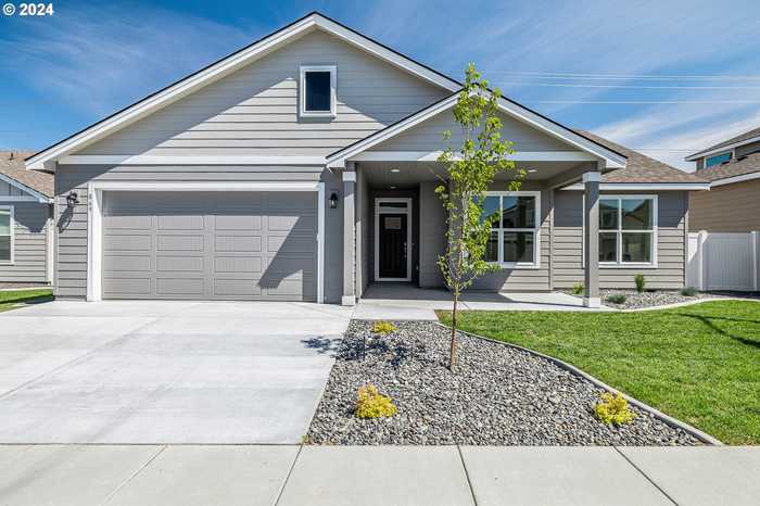 photo 1: 869 E AUTUMN AVE, Hermiston OR 97838