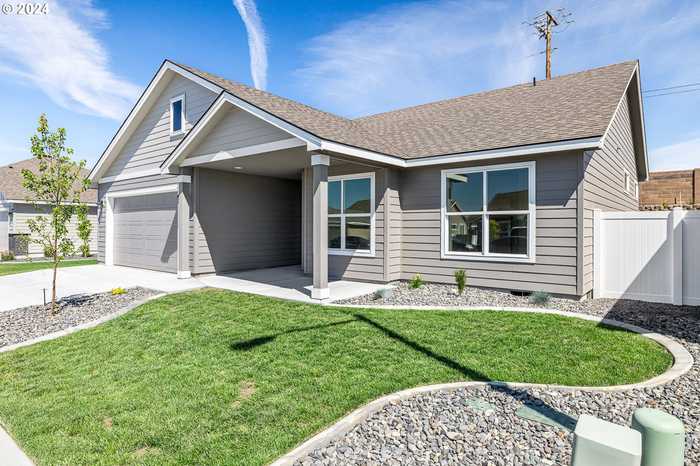 photo 2: 869 E AUTUMN AVE, Hermiston OR 97838