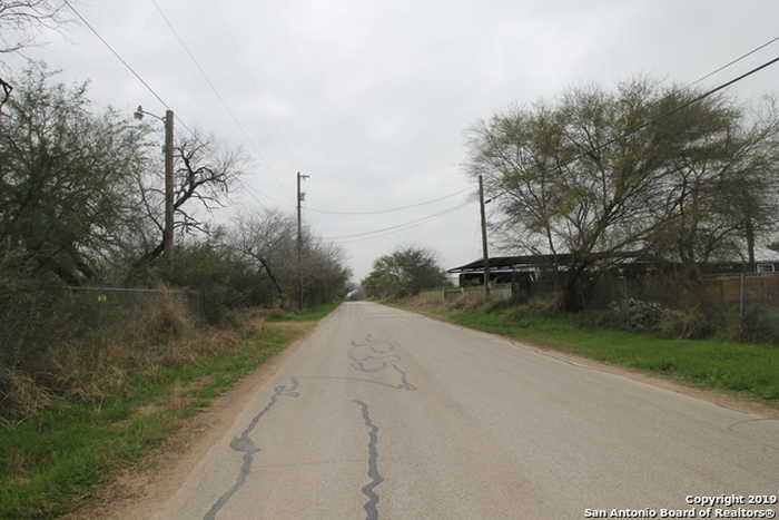 photo 1: 880 E CHAVANEAUX RD, San Antonio TX 78221