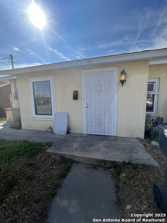 photo 1: 302 W HOUSTON ST, Carrizo Springs TX 78834