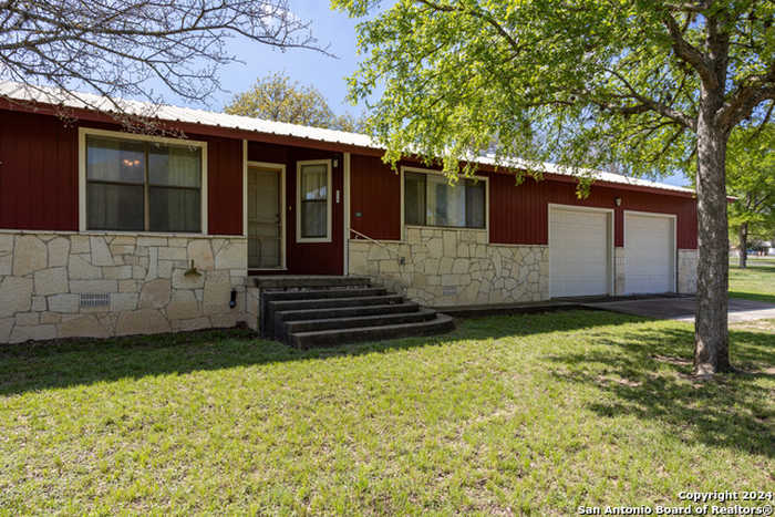 photo 2: 141 MANOR DR, Comfort TX 78013