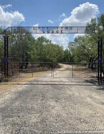 photo 1: 240 Private Road 101, Carrizo Springs TX 78834