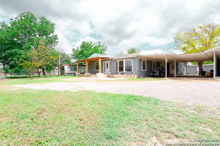 photo 2: 406 E FULTON ST, Brackettville TX 78832