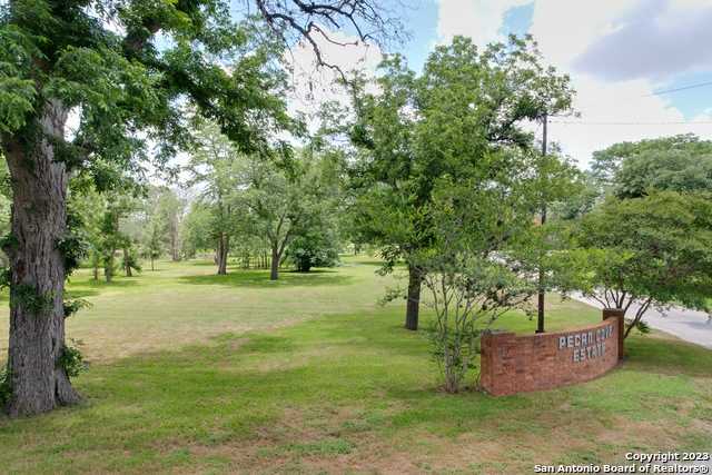 photo 2: 102 Lakeside Dr, Seguin TX 78155