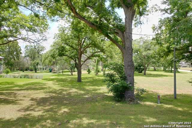 photo 3: 102 Lakeside Dr, Seguin TX 78155