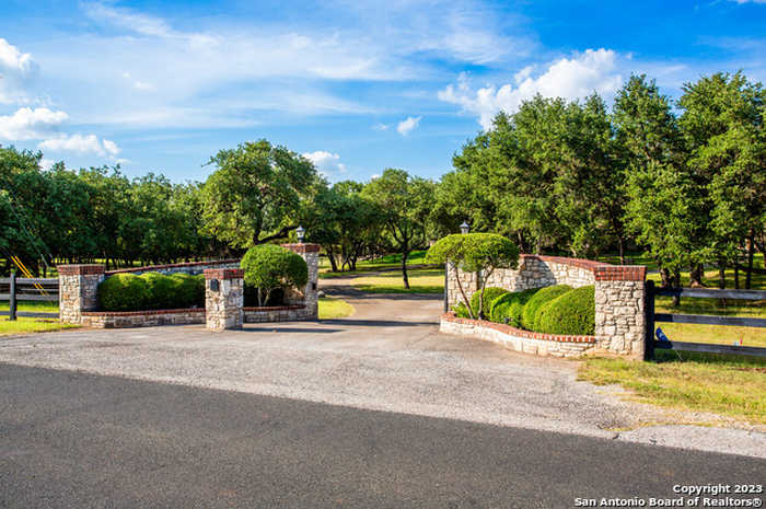 photo 2: 8040 Rolling Acres Trail, Fair Oaks Ranch TX 78015